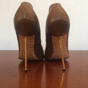 Italian Made Leather Pump with Gold Details